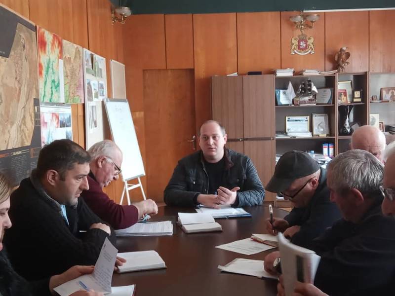 ავთანდილ უგრეხელიძე მერის წარმომადგენლებს შეხვდა